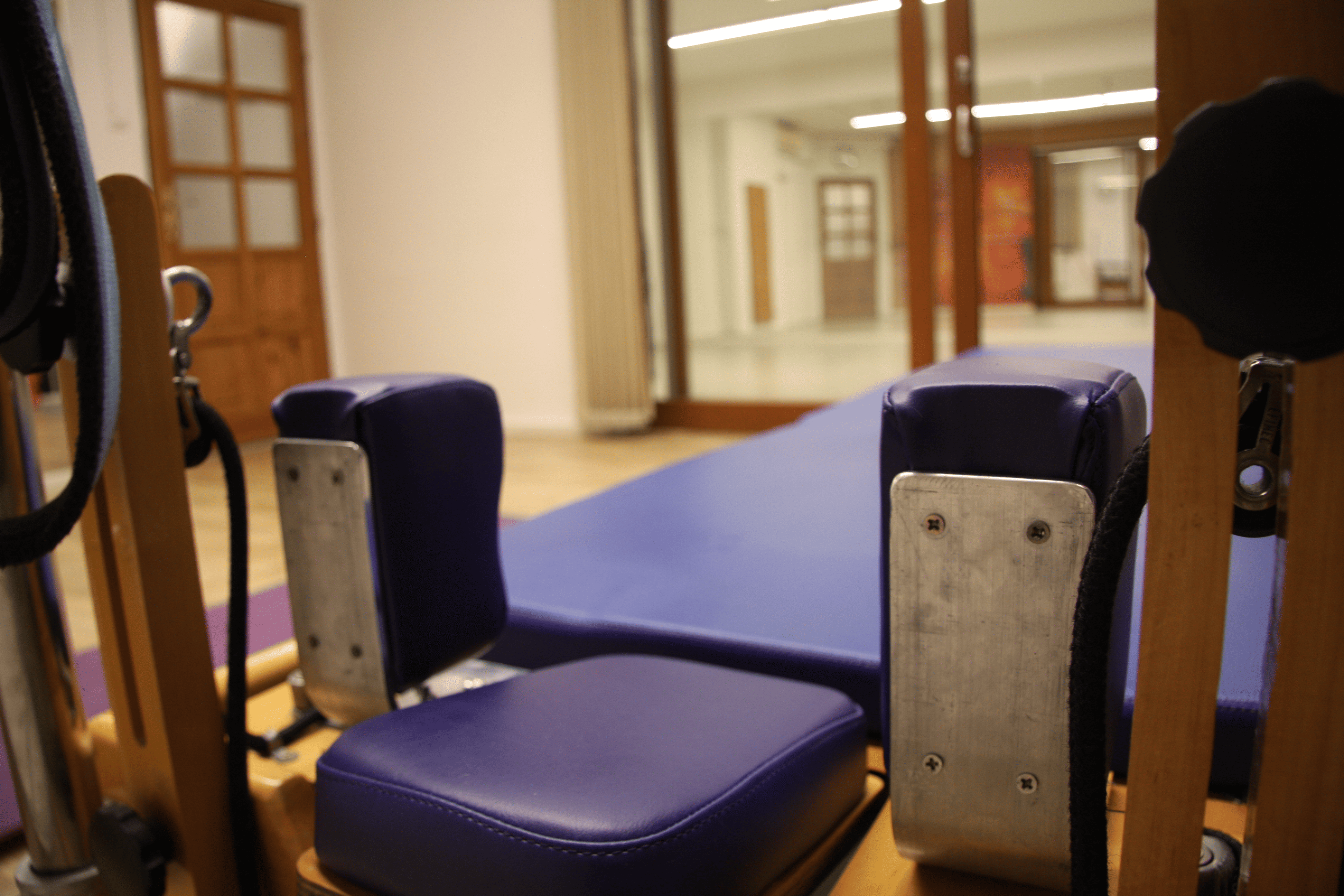 Pilates reformer ve světlém studiu